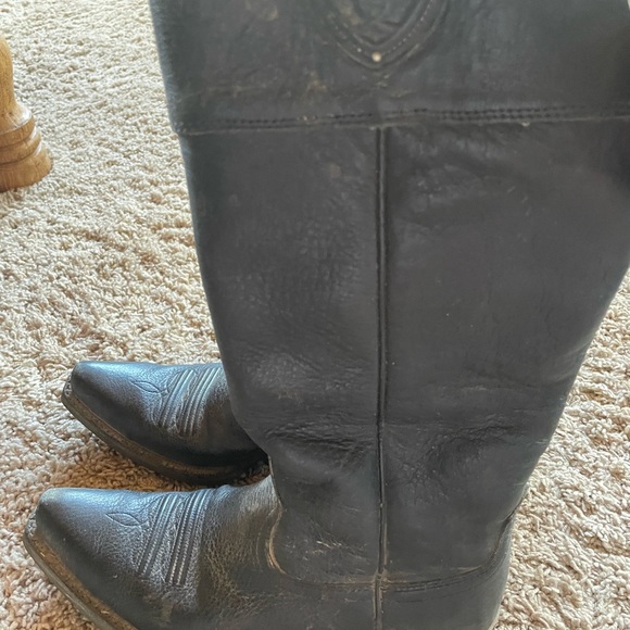 Ariat black cowboy boots. Rarely worn. Good condition. Size 6 - Picture 5 of 7
